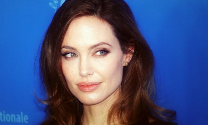 Бизарни хобији звезда: Познати глумац се игра БАРБИКАМА, а Џолијева сакупља нешто што користи и у СЕКСУ