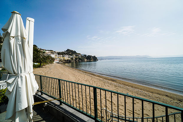 Како Грци, Хрвати, Црногорци и Италијани позивају туристе: Још увек у свим земљама забрањен улазак преко граница