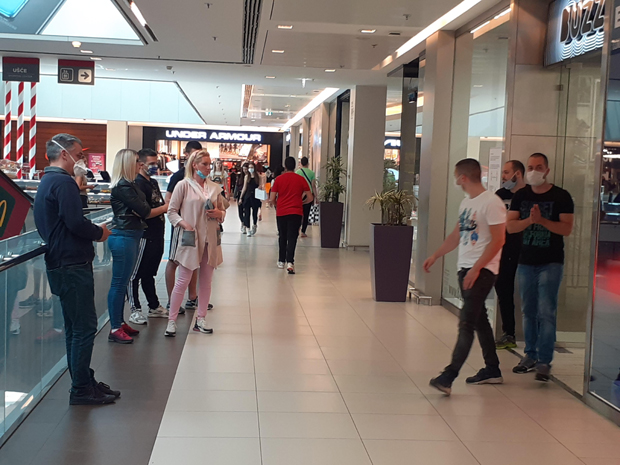 После паузе од готово два месеца, тржни центри широм Београда отворени: У шопингу најхрабрији