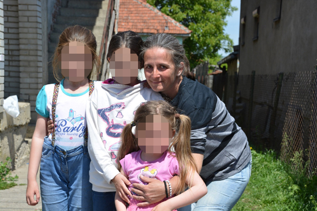 Теодора (11), Анастасија (10), Јелица (5) и њихови родитељи у трену су остали без свега: Миленковићима ватра прогутала кућу, спавају код комшије и сањају нови дом