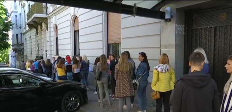 Жене, ако добијете корону где ћете носити те тоалете? Преко 300 дама чекало у реду да купе брендиране хаљине, неке повеле и БЕБУ