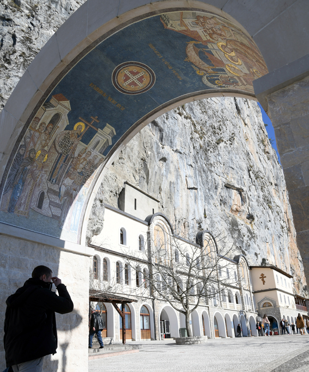 На црквени празник, у уторак, очекују се хиљаде верника под Острогом, реакција Подгорице неизвесна