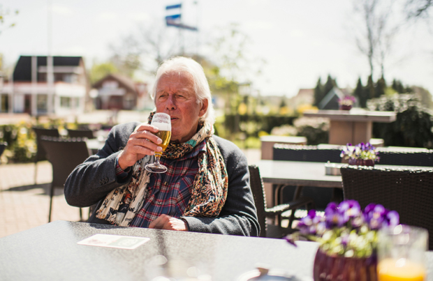 Чак 15 одсто старијих од 65 година муку мучи са алкохолизмом: Чашицом лече болест и самоћу