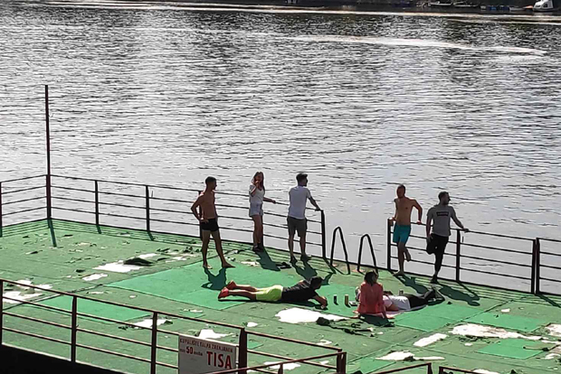 Излетиште на Тиси и први купачи: Поштовали социјалну дистанцу и уживали у чарима сунца (ВИДЕО/ФОТО)