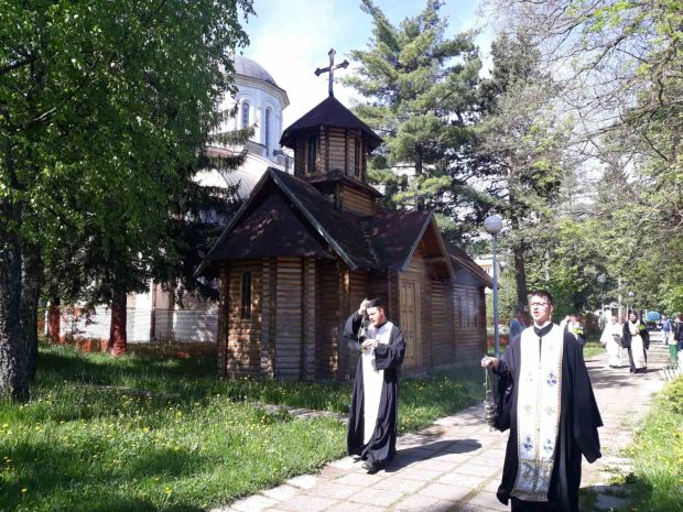 Молитвом против короне: У Беранама свештенство кадило улице града (ВИДЕО)