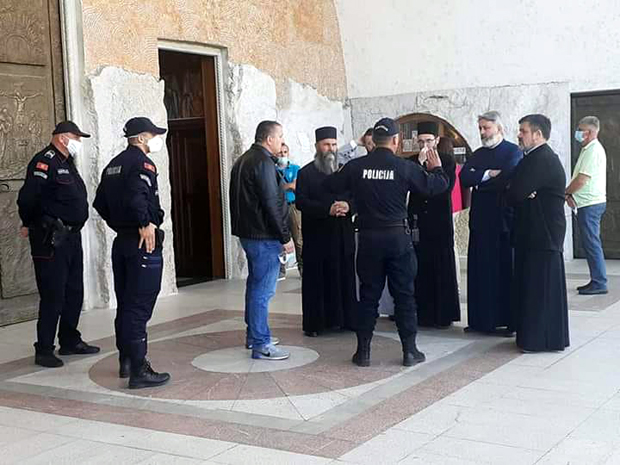 ДФ: Прекинути тортуру над верницима и свештенством!