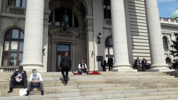 Штрајк глађу испред Скупштине: У протесту посланици и власти и опозиције, свако из својих разлога (ФОТО/ВИДЕО)