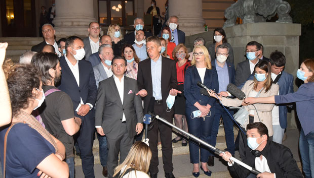 Мартиновић испред Скупштине поручио:  Тужилаштво да реагује на пребијање Ристичевића и санкционише Бошка Обрадовића(ВИДЕО/ФОТО)