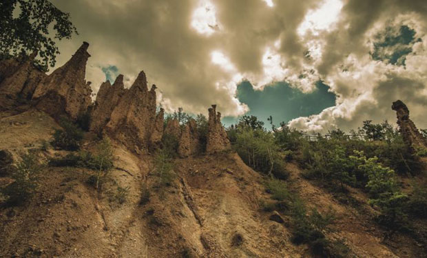 Свети храст помаже нероткињама, а ђавоља вода да људи прогледају: Пет мистичних места која се налазе у Србији