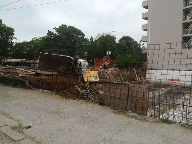 Преврнуо се камион на градилишту код Ћеле-куле, возач ИСКОЧИО КРОЗ ПРОЗОР