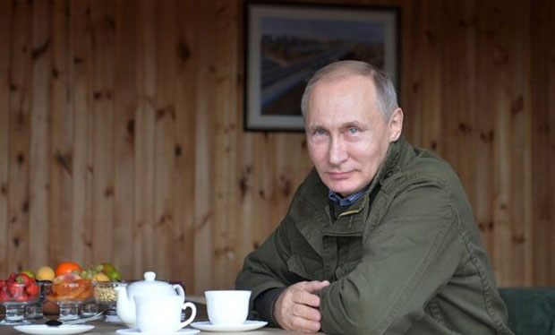 Мистерија Путиновог БЕЛОГ ТЕРМОСА: Чак је и Трампу наздрављао њиме, а сада је откривено шта се у њему НАЛАЗИ