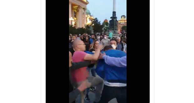 Инцидент испред Скупштине, ухапшен мушкарац: Ударио активисткињу ДС на протесту 