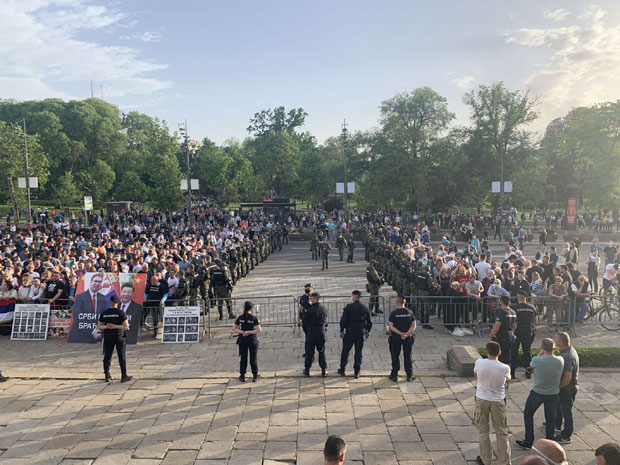 Грађани испред Скупштине Србије, подршка посланицима који штајкују глађу (ФОТО+ВИДЕО)