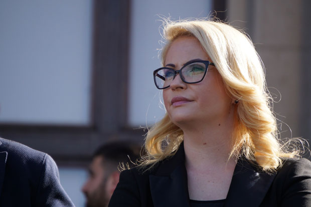 Сандра Божић прекинула штрајк глађу, Мартиновић наставља