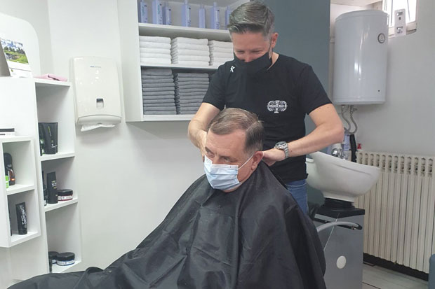 Бањалучани у баштама кафића, Додик код фризера (ФОТО)