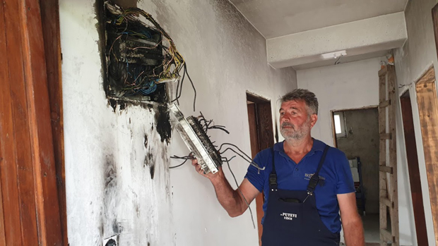 Кућа Зорана Томашевића из Пријепоља као ТЕМПИРАНА БОМБА: Инсталације у његовом дому ГОРЕ скоро СВАКИ ДАН, иако НЕМА СТРУЈУ (ВИДЕО)