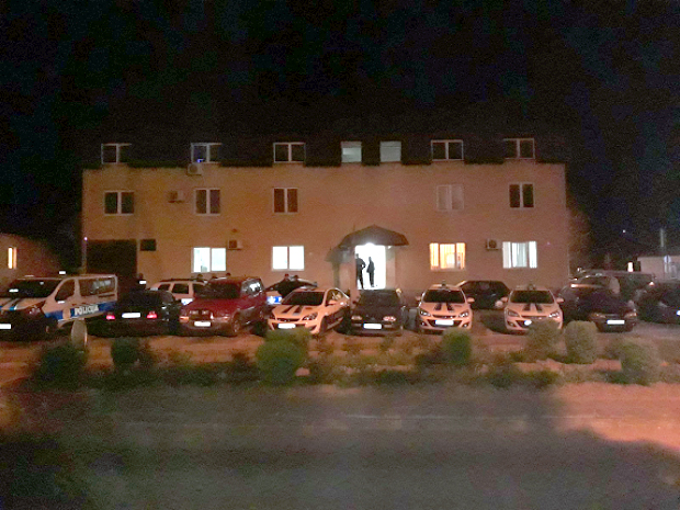 ТРЕЋЕ ВЕЧЕ заредом Беранци БРАНИЛИ СВЕТИЊЕ И СВЕШТЕНИКЕ, па ПРИВОЂЕНИ после протеста! (ВИДЕО)