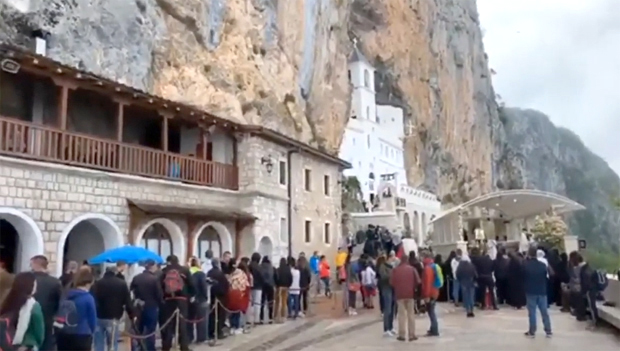 Стотине верника се окупило у Острогу, пешачили и по 11 километара; Амфилохије: Да се исцеле сви вируси, а посебно вирус братомржње  (ФОТО/ВИДЕО)