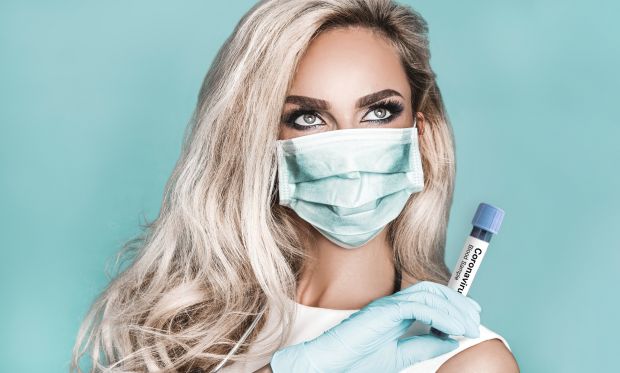 Како се улепшати у новонасталој ситуацији: Савети за шминкање када је лице прекривено маском