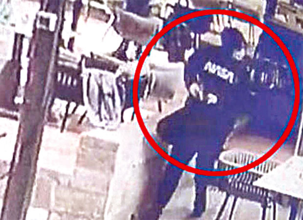 Са узијем у руци ТРАЖИО МЕТЕ у кафићу на Врачару: Сви указују на НЕОБИЧНО ПОНАШАЊЕ и нападача и несуђених жртава!