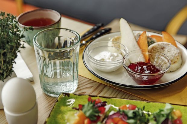 Вода током јела, добра или лоша навика?