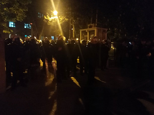 Власт у Црној Гори опет удара на СПЦ: Јоаникије и седам свештеника ПРИВЕДЕНИ у полицију, народ окупљен да БРАНИ ВЛАДИКУ (ФОТО/ВИДЕО)
