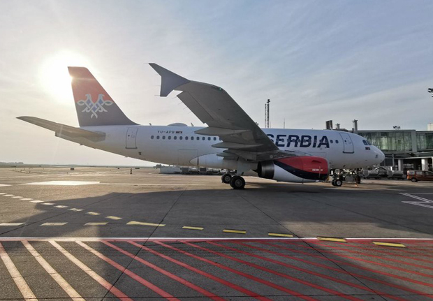 Вратио се авион Ер Србије из Шангаја са медицинском опремом