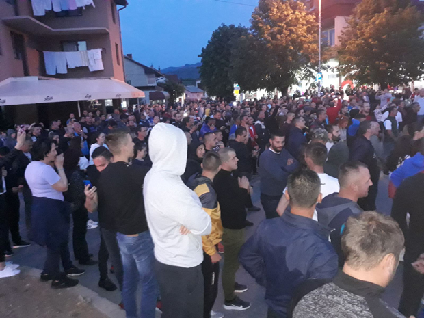 Беране и Никшић на НОГАМА: Протести због срамне одлуке да Јоаникије и свештенство ОСТАНУ ИЗА РЕШЕТАКА, кроз град одјекује Оче наш (ФОТО+ВИДЕО)