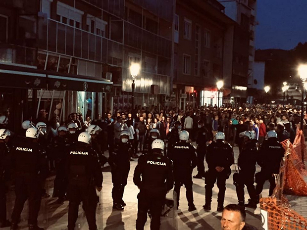 Ударате на децу, на верске великодостојнике, на свештенике и монахе, а штитите криминалце из ДПС-а: Демократе ужаснуте догађајима у Црној Гори