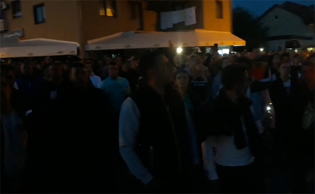 Оче наш исред полицијске станице у Беранама: Прекрстио се и полицајац (ВИДЕО)