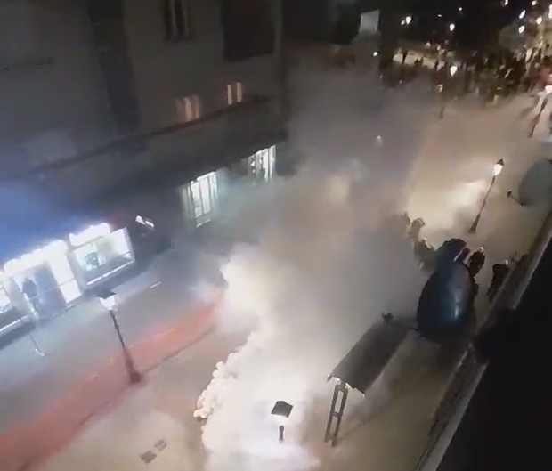 Полиција бацала сузавац и шок-бомбе на грађане: Светске агенције о догађајима у Црној Гори
