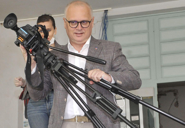 Шпијунка: Весићу је, после “ухера”, статив лак као перце