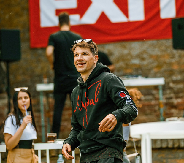 Порука јединства са Петроварадина: Фестивал Егзит се уз глумце и музичаре обратио планети земљи