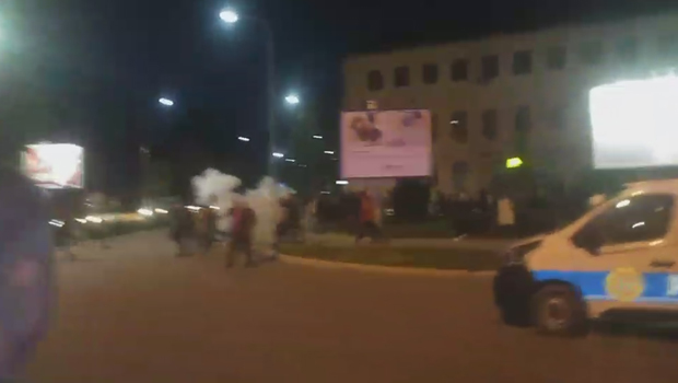 СУКОБ полиције и грађана у Никшићу: Град у ХАОТИЧНОМ СТАЊУ, полицајци бацају сузавац, народ се брани каменицама (ВИДЕО+ФОТО)
