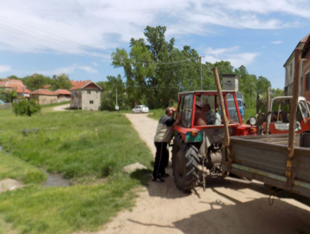 Туга у Лесковцу: Убијени Илићи сахрањени у једној гробници, није имао ко ни раку да им ископа (ФОТО)