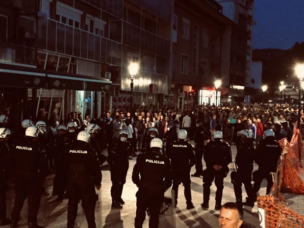 Tензије у Пљевљима: Ухапшен један младић, народ тврди да је полиција УНАЈМИЛА момке са капуљачама ДА ПРАВЕ НЕРЕДЕ (ФОТО)
