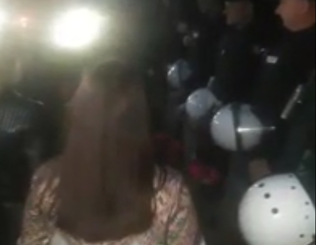 Ћерке УХАПШЕНИХ свештеника ПОКЛАЊАЈУ РУЖЕ ПОЛИЦАЈЦИМА: Погледајте видео који је обишао целу Црну Гору (ВИДЕО)