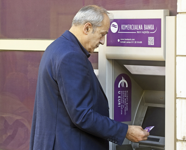 Пензионерима стиже по 100 евра: Од јутрос ради и кол центар, ОВО је број који треба да позовете