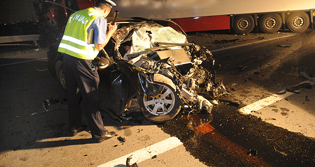 Мерцедесом се закуцао у камион код Ирига и погинуо: Тело испало из возила, СИН ЖРТВЕ СВЕ ВИДЕО