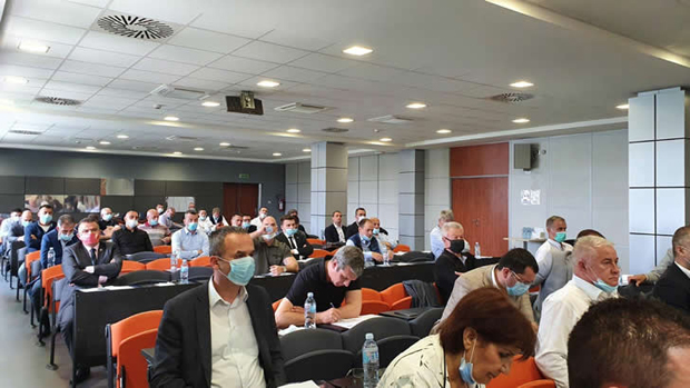 Представници “вечитих” у Извршном одбору: Петровић и Танасковић уз Лазовића