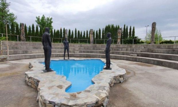 Фонтана у облику границе БиХ, око ње кипови који уринирају