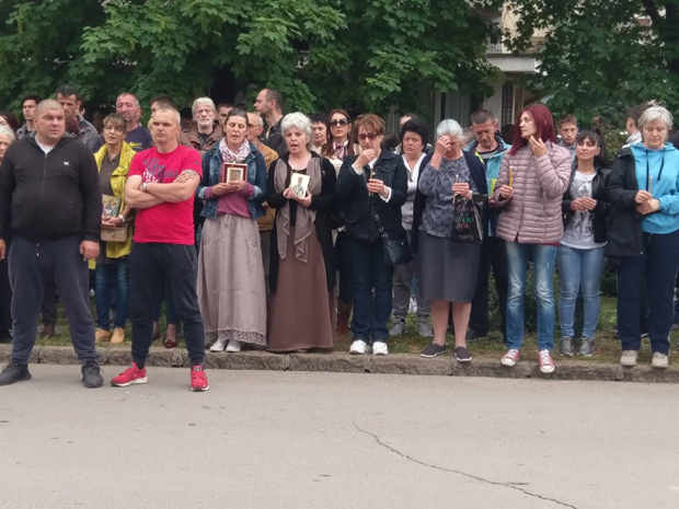 На магистрали војне и полицијске патроле: Напетост у Црној Гори пред привођење епископа Јоаникија судији у Никшићу (ФОТО)