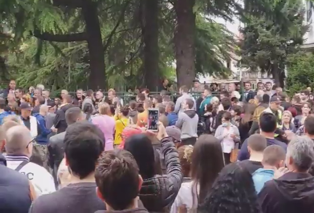 Подршка владики Јоаникију и свештенству: Хиљаде грађана испред суда у Никшићу, стигао и Амфилохије (ФОТО/ ВИДЕО)