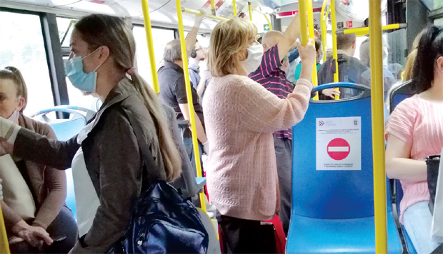 Многе Београђане збуњују седишта обележена знаком забране: Гужва у аутобусима, а путници стоје 