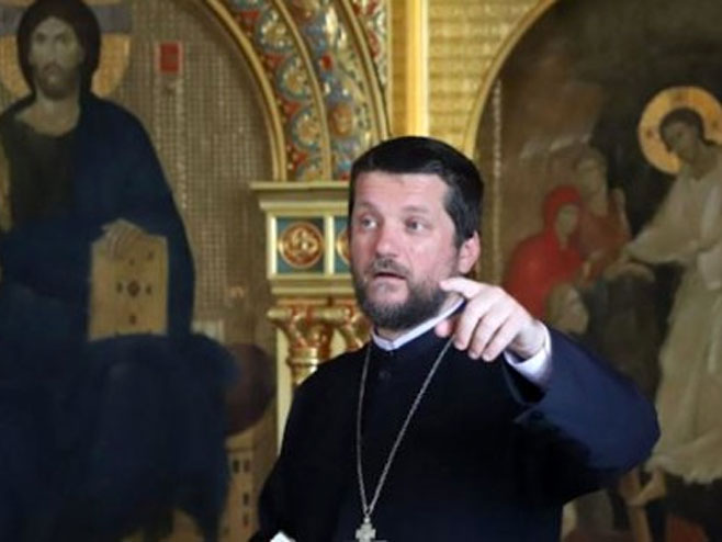 Молебан испред Храма у Подгорици - Гојко Перовић позвао на молитву: Бићемо јачи од мржње и нервозе, ако треба доћићемо и сутра