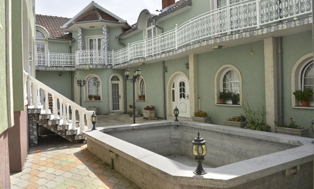 Једно СЕЛО У СРБИЈИ има замкове са 99 ПРОЗОРА у којима нико не живи: Иза свега се крије БИЗАРНА ПРИЧА