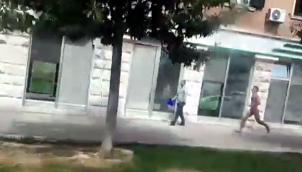 Сплићанин ПОТПУНО НАГ трчао улицама, а онда га је полиција обукла (ВИДЕО)