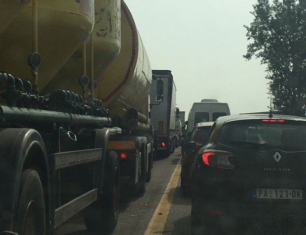 Ланчани судар на Панчевачком мосту: Повређене три особе (ВИДЕО)