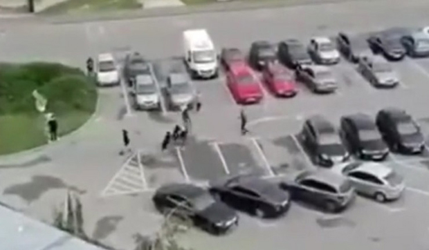 Нови снимак бруталног напада: Група навијача насрнула на ДВА СПРСКА МЛАДИЋА усред дана у центру Вуковара (ВИДЕО)