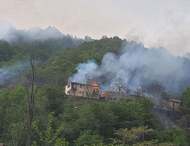 Пожар код Лепосавић: Три породице остале без крова над главом 